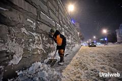 Коммунальщики Екатеринбурга продолжают убирать город, несмотря на капризы погоды