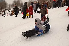 В Екатеринбурге ребенок, катаясь с горки, получил тяжелую травму