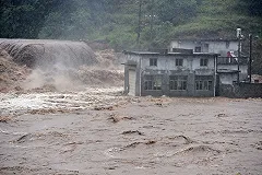 В Китае жена ушла от мужа, потому что он спас свою мать первой от наводнения