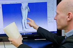 Исследование: Из-за гаджетов молодые люди страдают старческими болезнями