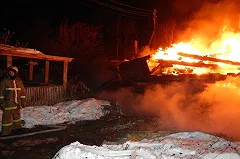 Житель Березовского сжег дом со спящими жильцами