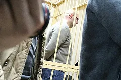 Сбросившему на голову судебному приставу бутылку грозит пожизненное заключение