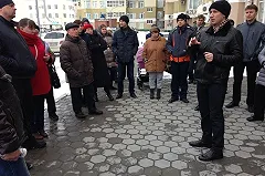 У протеста на драме нашелся «главный идеолог» в Москве. Это экс-депутат Боровик