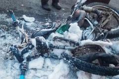 В Свердловской области мотоциклист насмерть разбился, влетев в легковушку