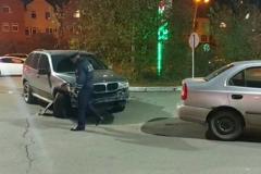 В Екатеринбурге пьяный водитель влетел в столб, а после чего в другой припаркованный автомобиль
