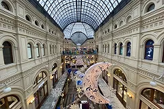 Мужчина упал со второго этажа в «ГУМе», пытаясь сделать селфи на перилах