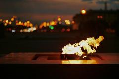 На Урале женщина сожгла венки на «Вечном огне»