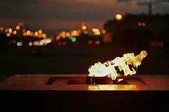 На Урале женщина сожгла венки на «Вечном огне»