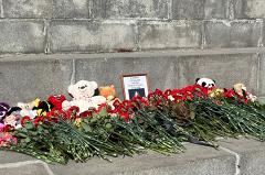 Мэр Екатеринбурга возложил цветы к стихийному мемориалу памяти жертв теракта в «Крокусе»