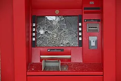 Лжесотрудник Сбербанка по телефону «выпотрошил» карты семьи екатеринбуржцев