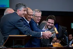 Во Франции продали украшенную бриллиантами авторучку из коллекции Путина