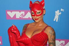 Американские артисты шокировали публику своими нарядами на премии MTV-2018