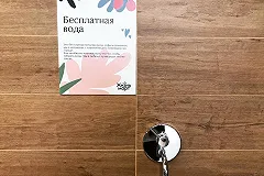 Вместо бесплатных продуктов предприниматель раздает теперь бесплатную воду