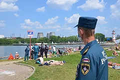 Сотрудники МЧС катером разогнали купающихся в «запрещенном» Верх-Исетском пруду