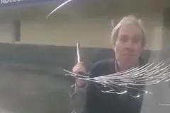 В Екатеринбурге пенсионер разбил костылём лобовое стекло машины аварийной бригады