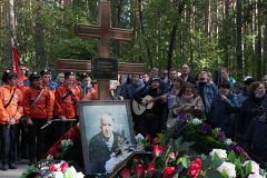 С могилы писателя Владислава Крапивина украли портрет
