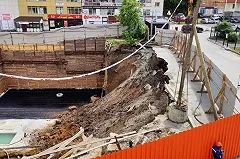 В центре Екатеринбурге на стройке элитного дома стал проваливаться грунт