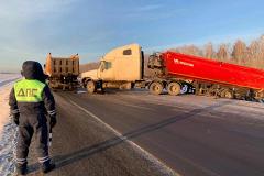 Есть погибший: на трассе под Екатеринбургом столкнулись три грузовика