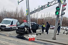 В Екатеринбурге внедорожник на скорости влетел в столб — фото