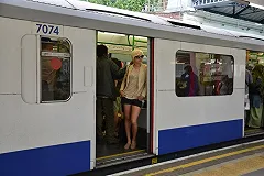 Оскорбившую полных людей рекламу о «пляжном теле» уберут из метро