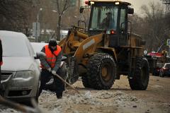 В Екатеринбурге водитель снегоуборщика уснул на работе