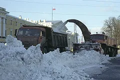 Состояние девочки, которую экскаватор засыпал снегом, остаётся крайне тяжёлым
