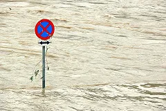 Уральский город затопило талой водой. Дети пробираются в школу по забору