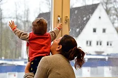 Дети стали вдвое чаще выпадать из окон в Свердловской области из-за жары