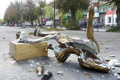 В Березовском вандалы разрушили скульптуру «Папа, ты где?» в первую же ночь