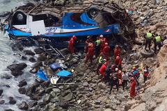 В Перу при падении автобуса в пропасть погибло более 45 человек