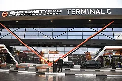 Отец, который оставил в аэропорту своих детей, сдался полиции