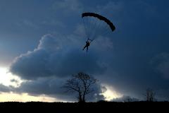 На Урале парашютист упал с высоты 1000 метров и выжил
