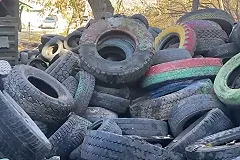 После «переобувания» во дворах начали появляться груды старых шин