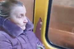 В трамвае из Академического обнаружили бабушку без штанов, которая забыла куда едет