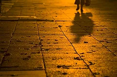 Перевернувшаяся после ДТП легковушка сбила пешехода на тротуаре в Екатеринбурге