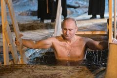 Путина в тулупе засняли перед купанием в проруби на Селигере