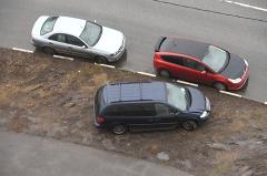 Автомобилисты, паркующиеся на газонах, получат штраф до 500 тысяч рублей