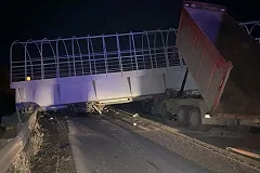 Часть трассы Пермь-Екатеринбург перекрыли из-за рухнувшего на машины пешеходного моста