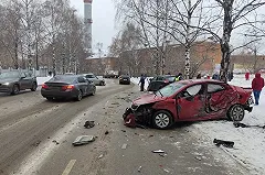 Разбиты три авто. Девушку на KIA Rio вынесло на встречную полосу на Блюхера
