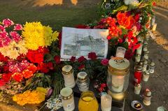 Жители Нарвы принесли цветы к месту, где находился танк-памятник Т-34