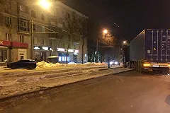 На Уралмаше прямо на трамвайных путях столкнулись два грузовика — фото