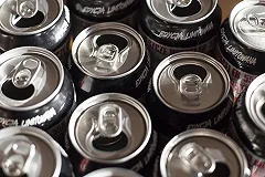 «Скоро выяснится, что алюминий полезно есть». Россиян разозлила реклама алюминия