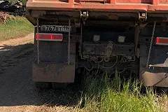 Грузовик с поддельными номерами выгрузил отходы на нелегальной свалке в Екатеринбурге