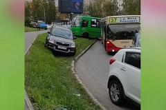 В Екатеринбурге водители автобусов поехали по газонам после ДТП