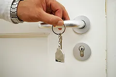 У уехавших за границу хотят изымать всё имущество