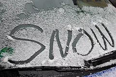 Машину?! Ветками?! Автовладельцы столкнулись с новой детской зимней забавой