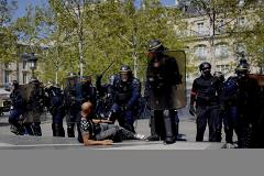 Протестовать на улицы французских городов вышли почти 28 тыс. человек