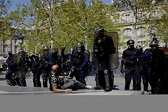 Протестовать на улицы французских городов вышли почти 28 тыс. человек