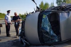 На Серовском тракте Hyundai вылетел на встречную полосу, столкнулся с грузовиками и опрокинулся