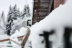 Жители частного дома на Урале через суд обязали соседа убрать водосток, заливающий их огород